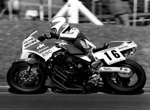 At least the MOTOR looks fast - Snetterton - 1985 FZ750 Yamaha Superstock - Snetterton - 1985
